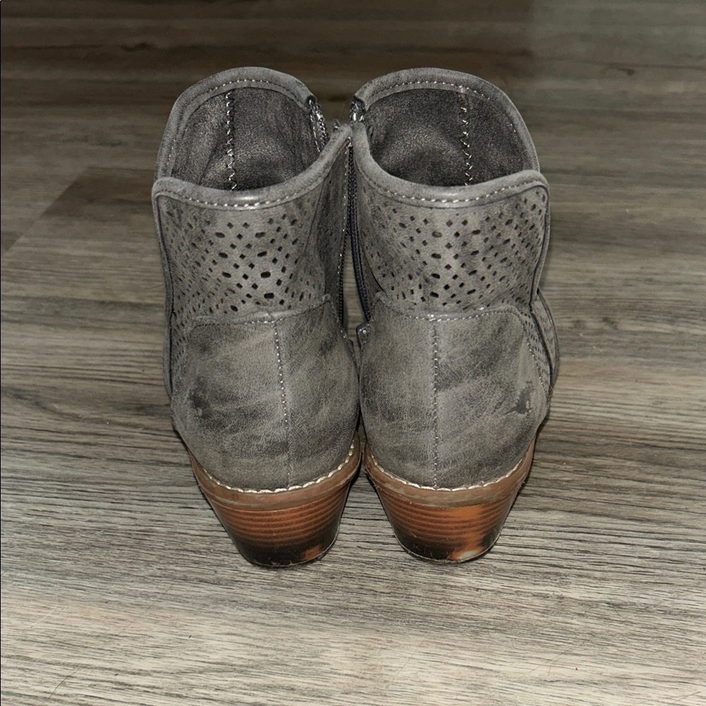 Stylish Gray Ankle Boots - Picture 4 of 5